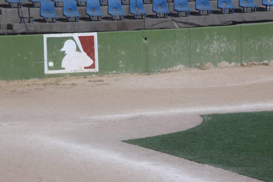 Abandonado luce campo de béisbol en Belén Atzitzimititlán 