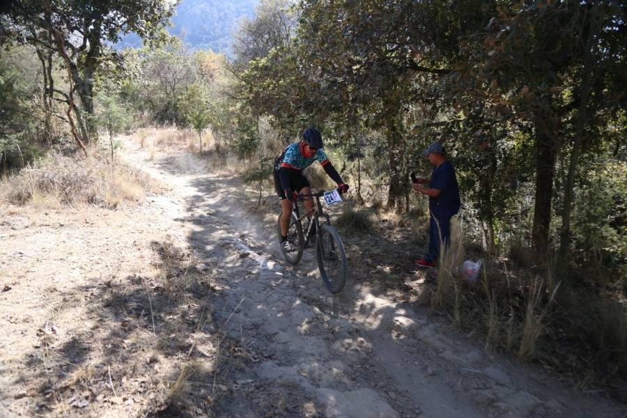 Desarrollan carrera de montaña en Cuaxomulco 