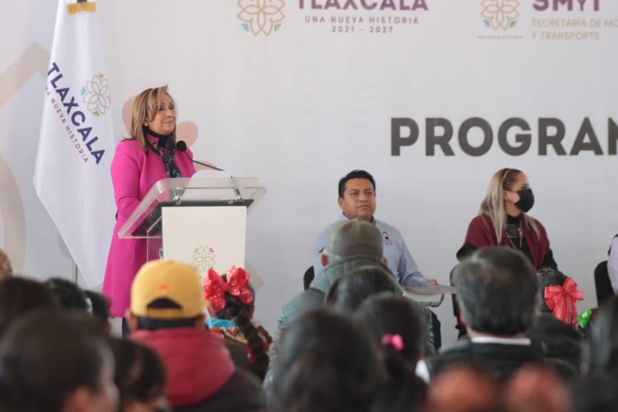 Entrega gobernadora de Tlaxcala, equipos del  programa “Internet para Todos”
