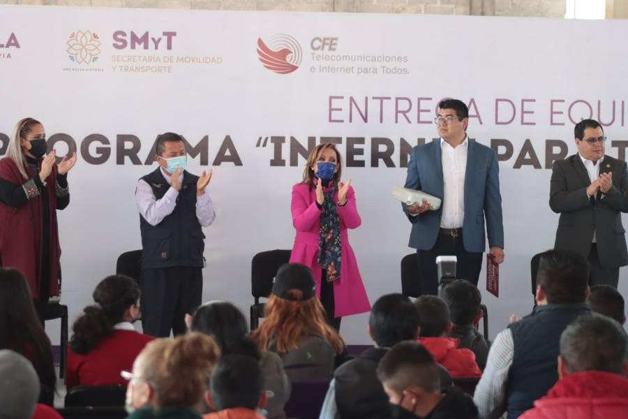 Entrega gobernadora de Tlaxcala, equipos del  programa “Internet para Todos”