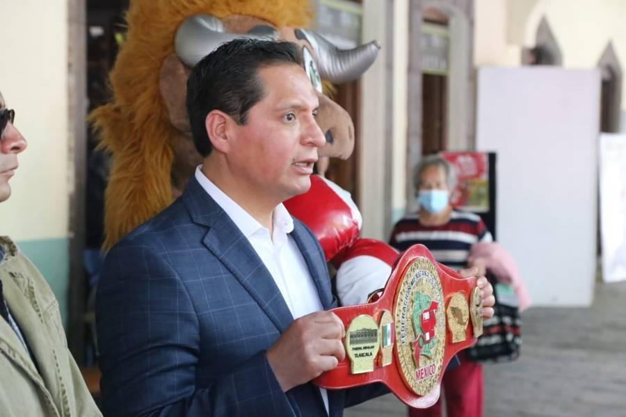 Presentan cinturón alusivo a Tlaxcala con el que premiarán a boxeadores ganadores en campeonato nacional 