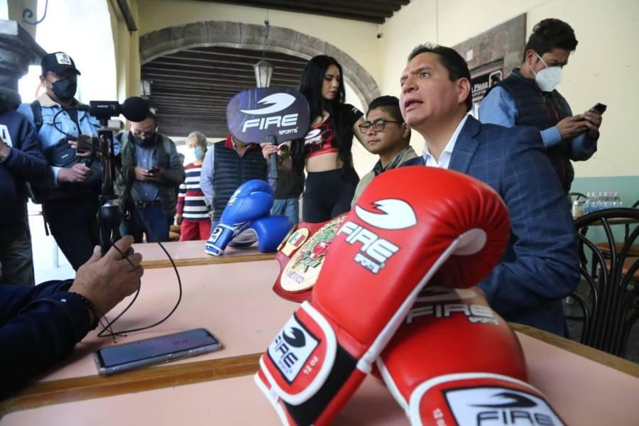 Presentan cinturón alusivo a Tlaxcala con el que premiarán a boxeadores ganadores en campeonato nacional 