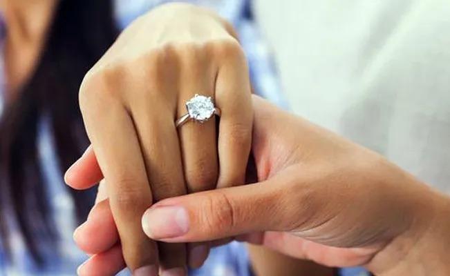Un joven le solicita a su prometida la mitad del costo que pago por el anillo