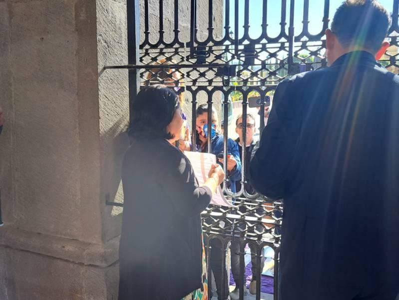 Atienden Blanca Águila, y Juan Manuel Cambrón Soria a colectivos que se manifestaron a las afueras del Congreso 