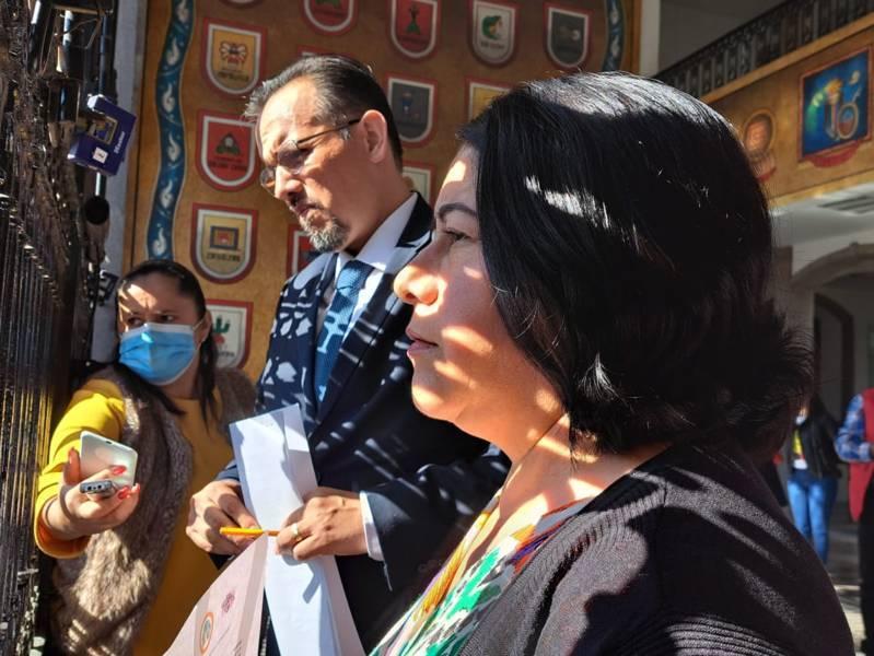 Atienden Blanca Águila, y Juan Manuel Cambrón Soria a colectivos que se manifestaron a las afueras del Congreso 