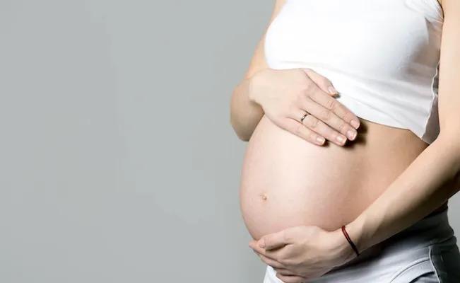 Por error médico, le cambian otro embrión a una mujer que da a luz