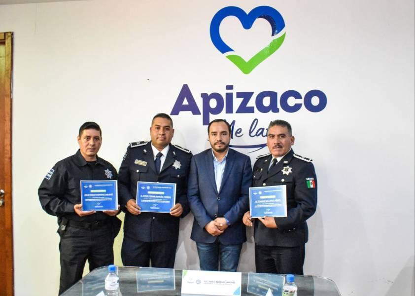 Se gradúan policías de Apizaco de la licenciatura en Derecho; alcalde entrega reconocimientos 