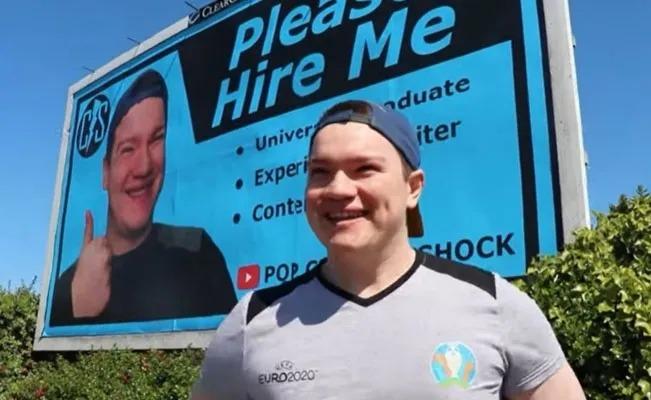 Se viraliza un joven que hizo su CV en un cartel pero nadie lo contrató