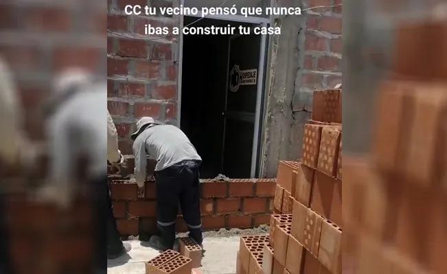 Vecino es encerrado con un muro de tabiques por un grupo de albañiles