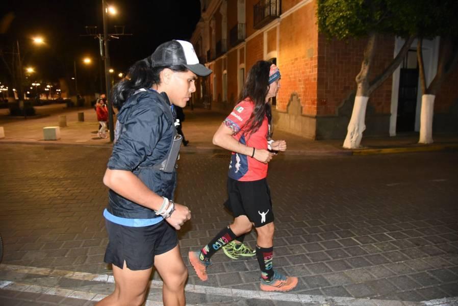 Sorprende a ultramaratonista rarámuri riqueza cultural de Tlaxcala Capital