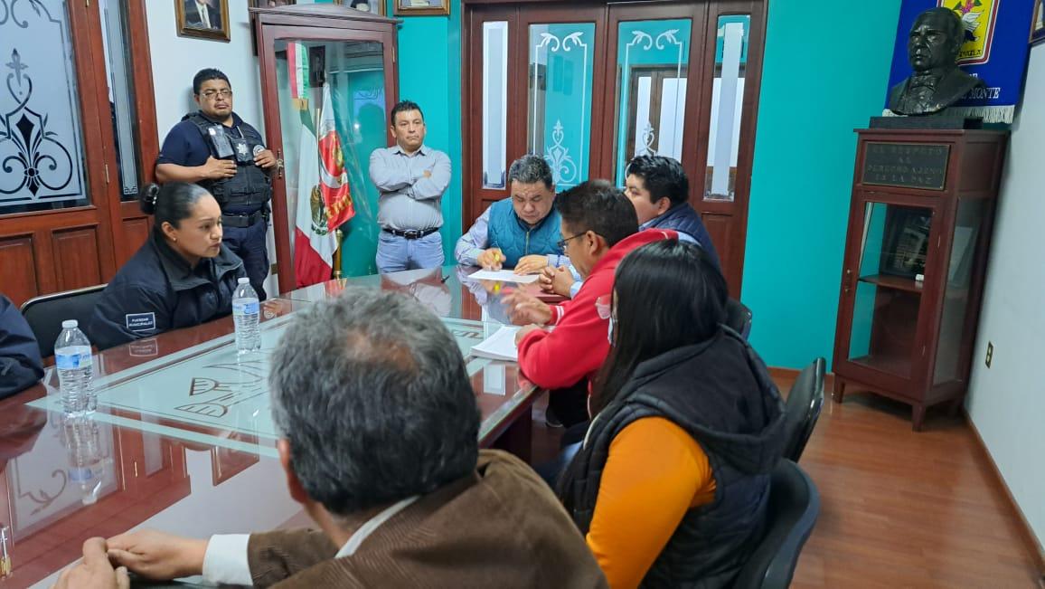 Raúl Juárez atiende las peticiones del personal de seguridad pública de SPM