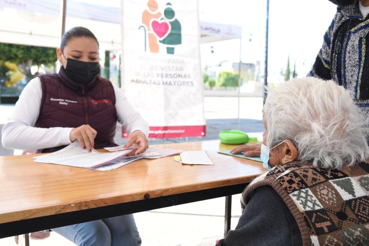Facilita Ayuntamiento de Tlaxcala entrega de apoyos a adultos mayores y personas con discapacidad