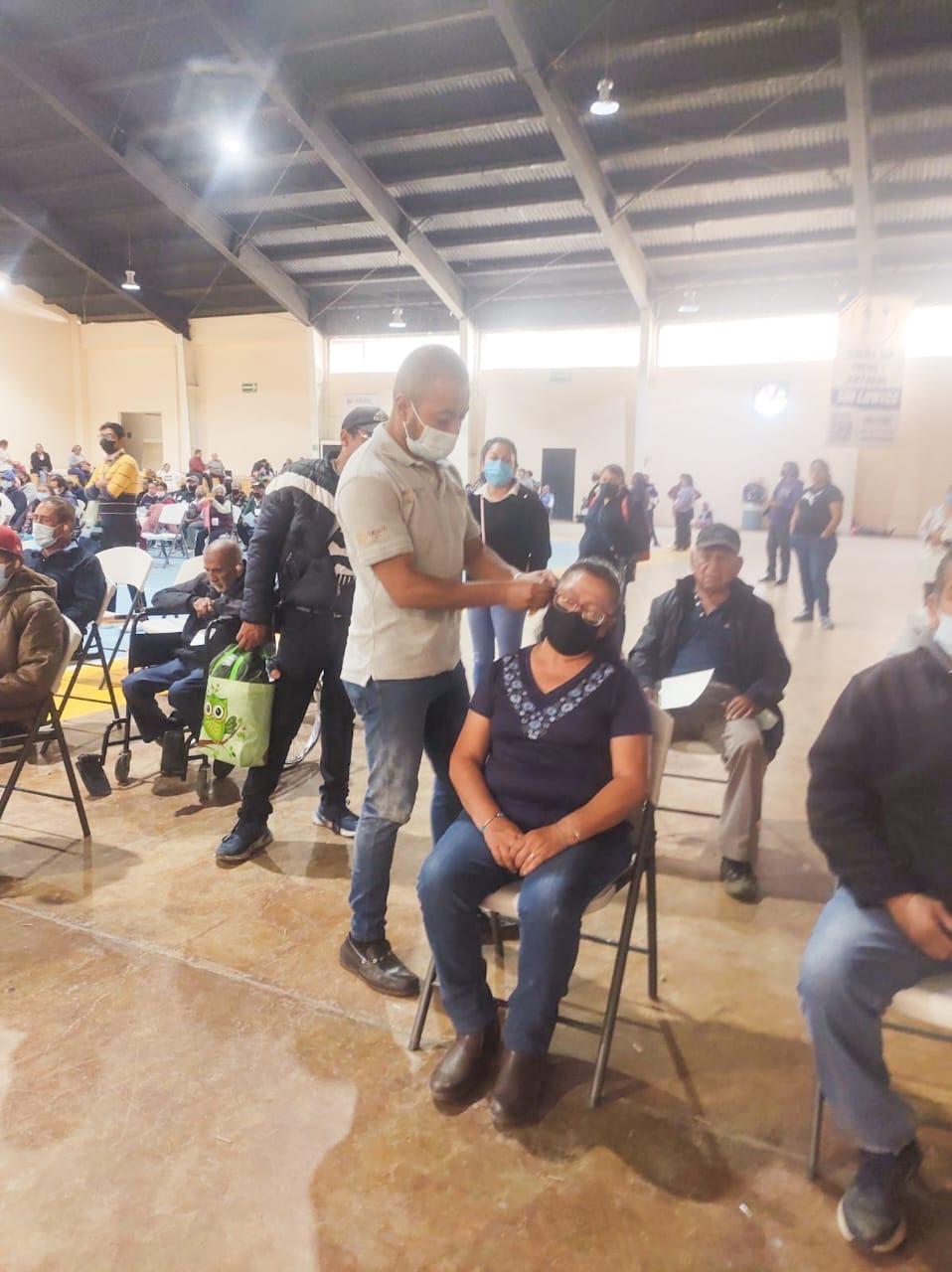Ángelo Gutiérrez entrega aparatos auditivos a pobladores de Apetatitlán
