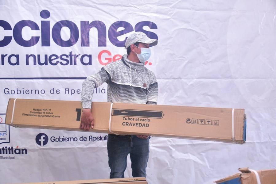 Ángelo Gutiérrez entrega calentadores solares a pobladores de Apetatitlán 