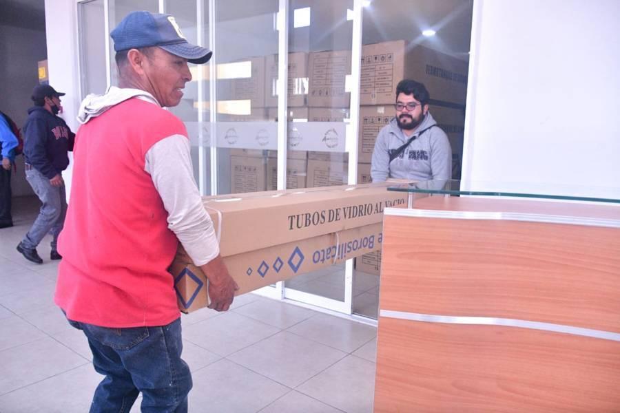 Ángelo Gutiérrez entrega calentadores solares a pobladores de Apetatitlán 