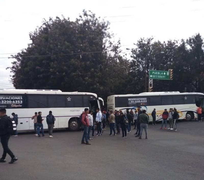 Vuelven a las calles normalistas y bloquean la federal Puebla – Tlaxcala  