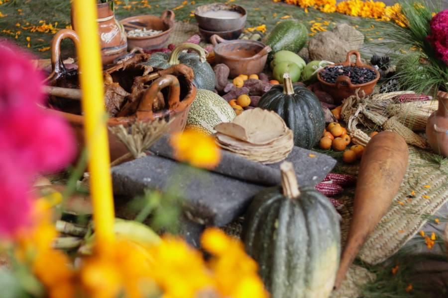 Colocan ofrenda monumental a la usanza de San Isidro Buen Suceso en el
